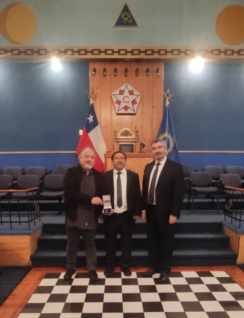 El presidente de la Liga contra el alcoholismo don Luis Cabrera junto al  a don Gustavo Inostroza y al psicólogo Jaime Ocampos con el diploma y medalla del reconocimiento